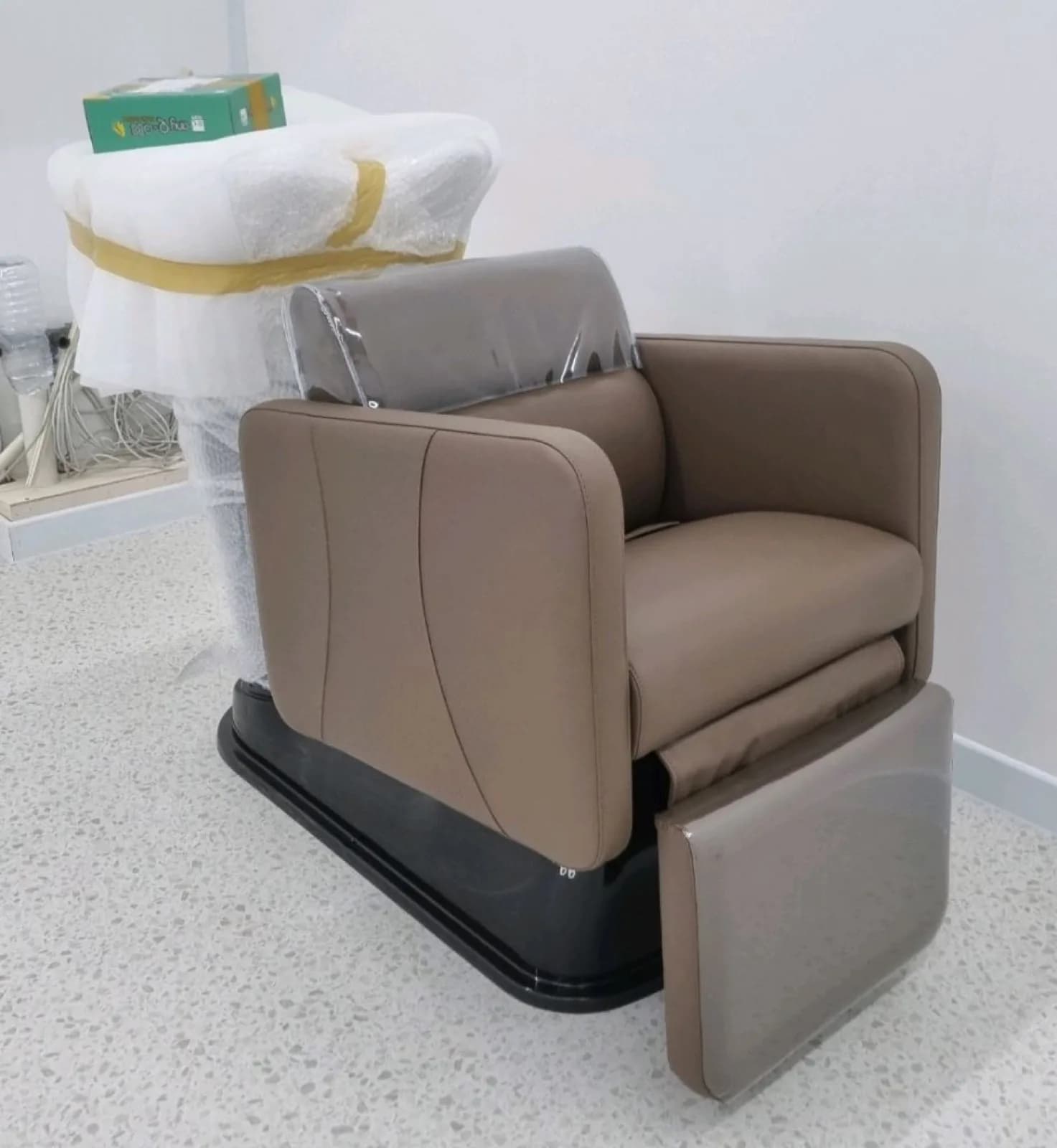 Semi-automatic shampoo unit and salon chair