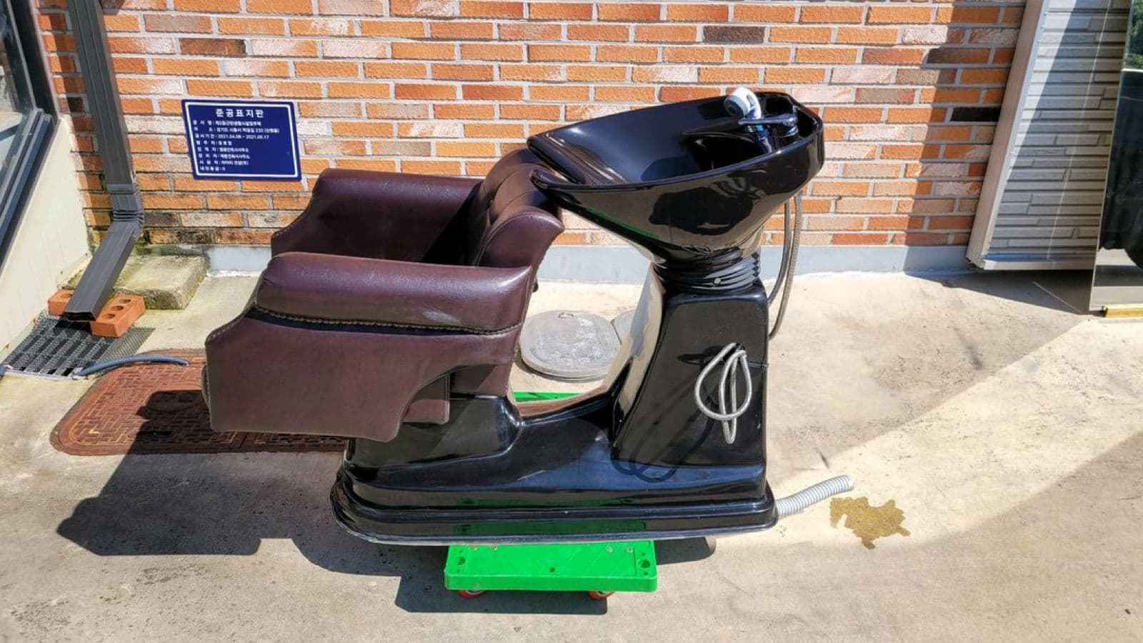 Semi-automatic shampoo unit