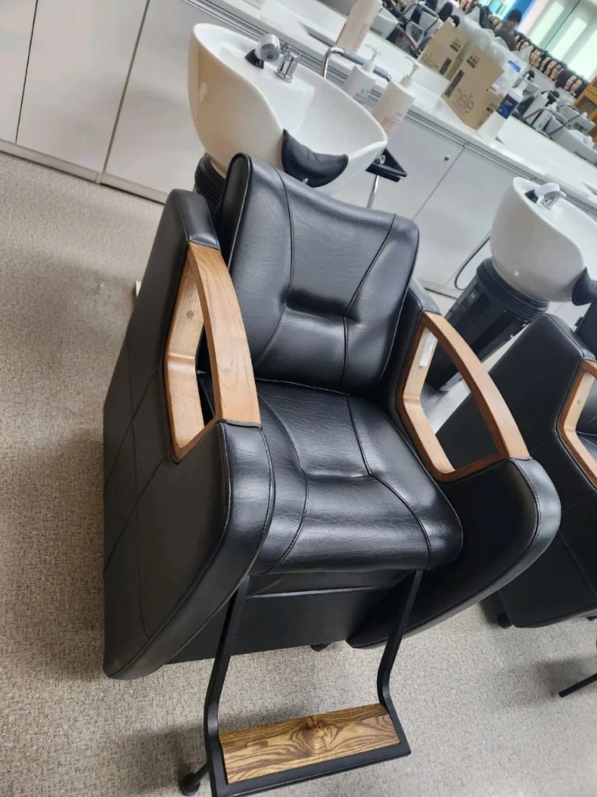 Shampoo unit with chair, simple design