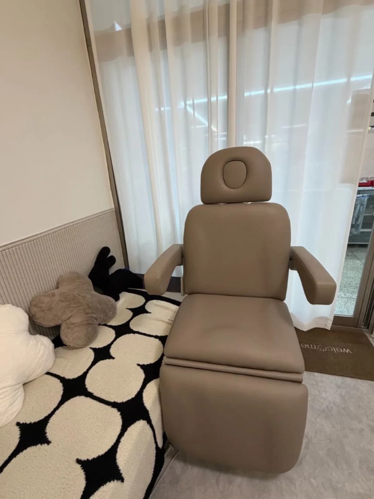 Electric salon chair, beige