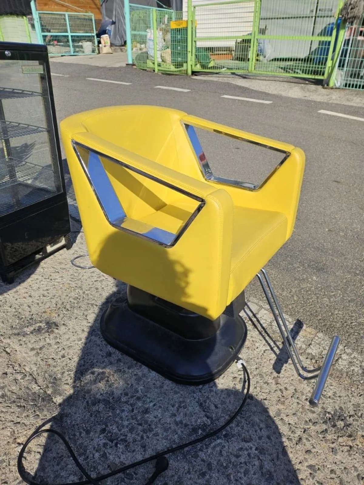 Salon styling chair, yellow