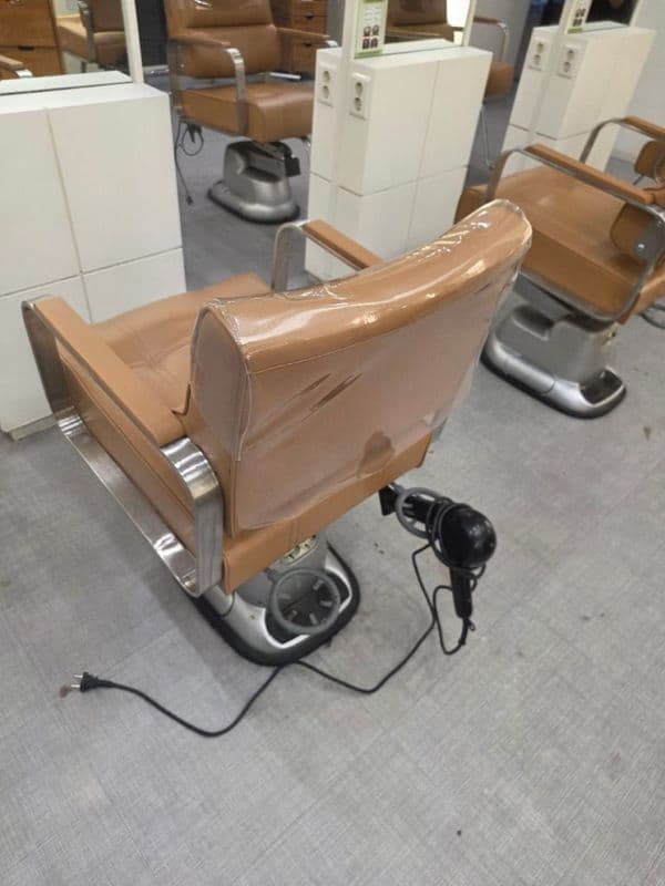 Salon chairs: 6 electric and 3 manual 2