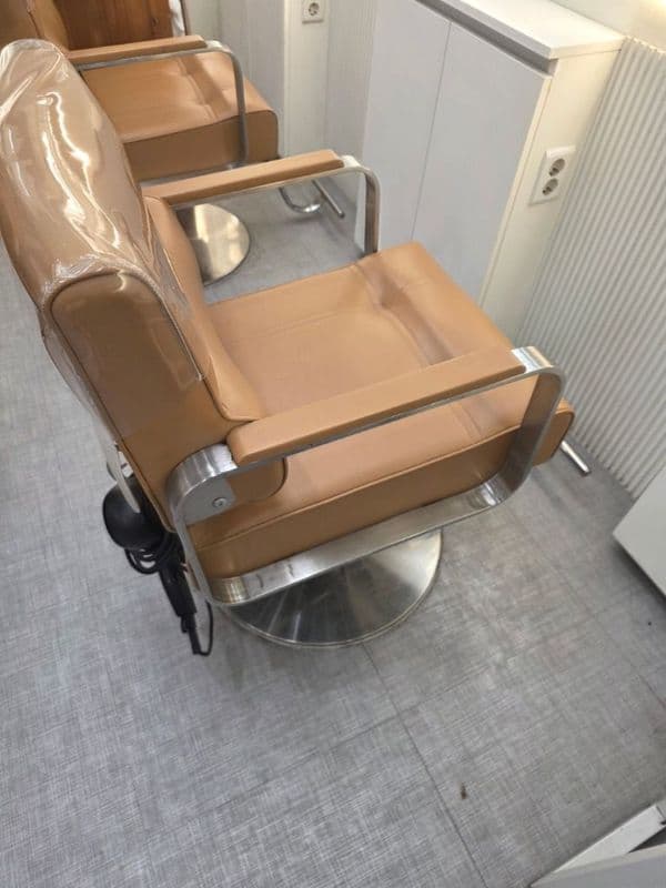 Salon chairs: 6 electric and 3 manual 3
